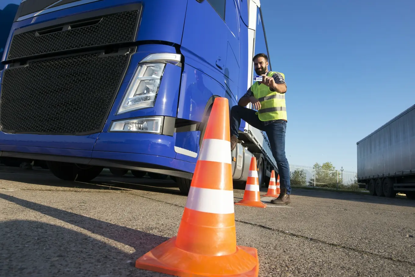 Różnice w nauce jazdy: samochody osobowe a ciężarowe