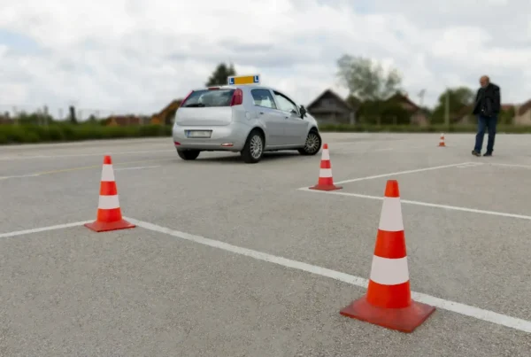 samochód nauki jazdy na placu manewrowym